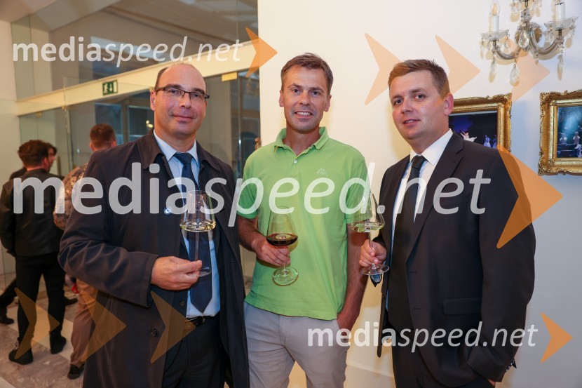  Matej Žunkovič, vodja mariborskega centra RTV Slovenija;  Darko Pukl, glavni urednik, Radio Si;  Robert Levstek,  odgovorni urednik Radia Maribor, moderator prireditevFrišno / Fresh – 1. Dan nove slovenske glasbe