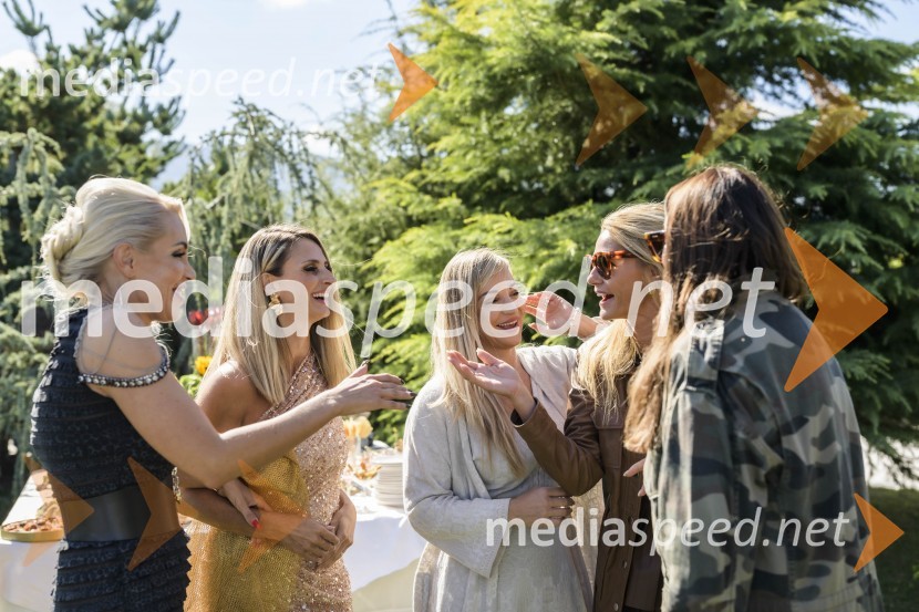  Carmen Osovnikar;  Gordana Grandošek Whiddon, plesalka, lastnica blagovne znamke GGW;  Nika  Čukur,  ShowRoom events;  Špela Kastelic;  Pika  Zrim, The50thAvenue, Le Specs SlovenijaEkskluzivno druženje z Vražjimi damami