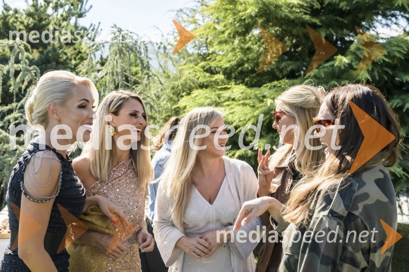  Carmen Osovnikar;  Gordana Grandošek Whiddon, plesalka, lastnica blagovne znamke GGW;  Nika  Čukur,  ShowRoom events;  Špela Kastelic;  Pika  Zrim, The50thAvenue, Le Specs SlovenijaEkskluzivno druženje z Vražjimi damami