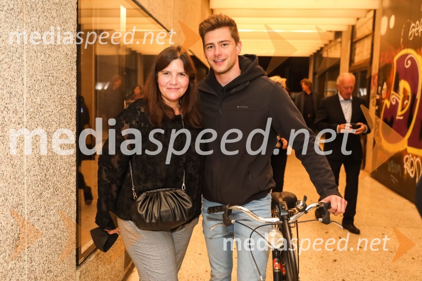  Teja Pelko, novinarka, Svet24;  ... Češnjev vrt, premiera komedije in podelitev Dnevnikove nagrade Tjaši Železnik