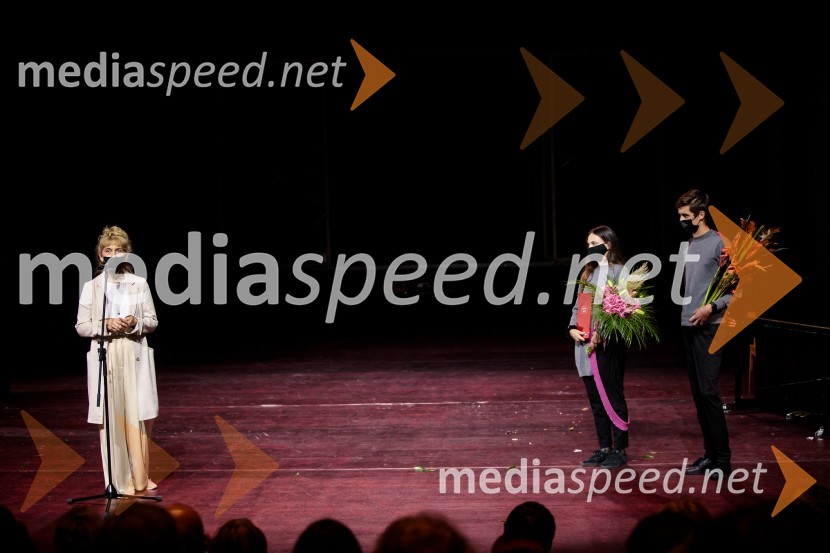  Barbara Hieng Samobor, direktorica in umetniška vodja MGLČešnjev vrt, premiera komedije in podelitev Dnevnikove nagrade Tjaši Železnik