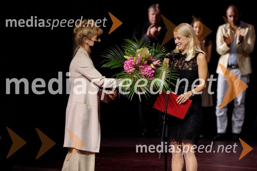  Barbara Hieng Samobor, direktorica in umetniška vodja MGL;  Tjaša  Železnik, igralkaČešnjev vrt, premiera komedije in podelitev Dnevnikove nagrade Tjaši Železnik