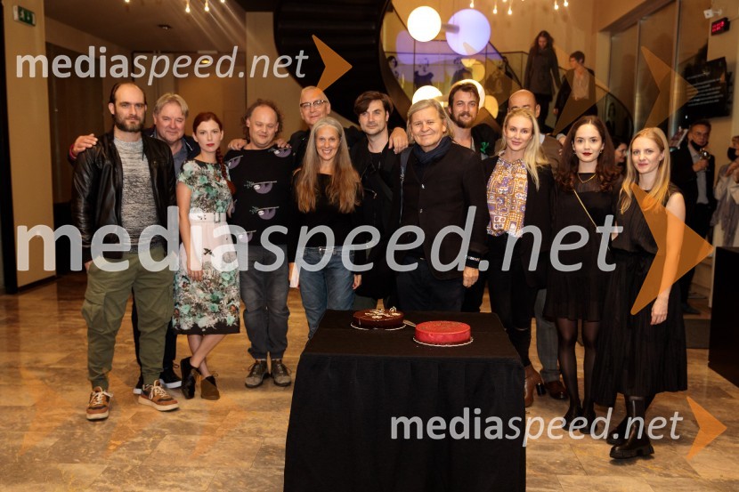  ... ;  Jožef Ropoša, igralec;  Tina Vrhovnik Potočnik, igralka;  Gašper Jarni, igralec;  Uroš Smolej, igralec;  Nataša Tič Ralijan, igralka;  ... ;  Janusz Kica, režiser;  ... ;  ... ;  Lara Wolf Završnik, igralka;  Lena Hribar  Škrlec, igralkaČešnjev vrt, premiera komedije in podelitev Dnevnikove nagrade Tjaši Železnik