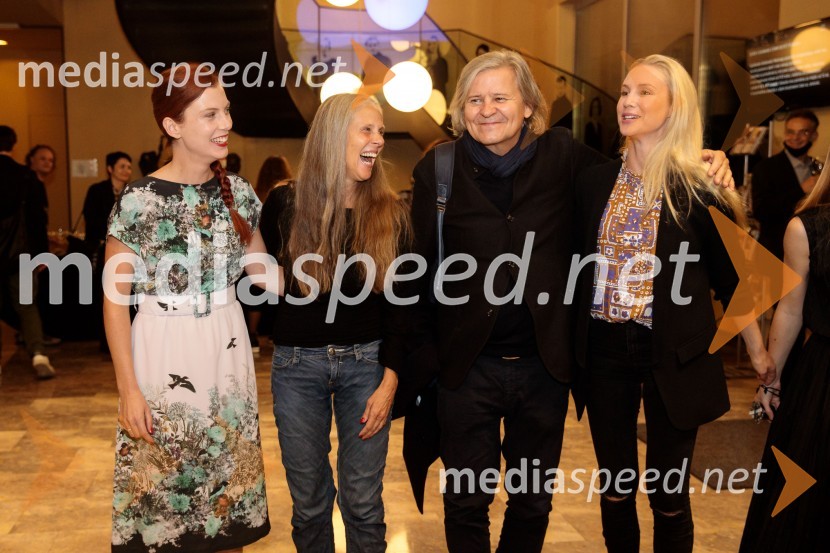  Tina Vrhovnik Potočnik, igralka;  Nataša Tič Ralijan, igralka;  Janusz Kica, režiser;  ... Češnjev vrt, premiera komedije in podelitev Dnevnikove nagrade Tjaši Železnik