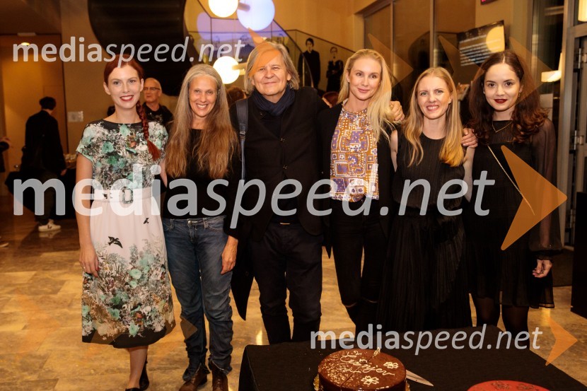  Tina Vrhovnik Potočnik, igralka;  Nataša Tič Ralijan, igralka;  Janusz Kica, režiser;  ... ;  Lena Hribar  Škrlec, igralka;  Lara Wolf Završnik, igralkaČešnjev vrt, premiera komedije in podelitev Dnevnikove nagrade Tjaši Železnik