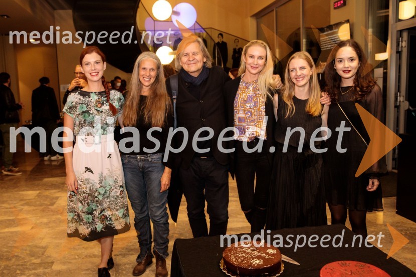  Tina Vrhovnik Potočnik, igralka;  Nataša Tič Ralijan, igralka;  Janusz Kica, režiser;  ... ;  Lena Hribar  Škrlec, igralka;  Lara Wolf Završnik, igralkaČešnjev vrt, premiera komedije in podelitev Dnevnikove nagrade Tjaši Železnik