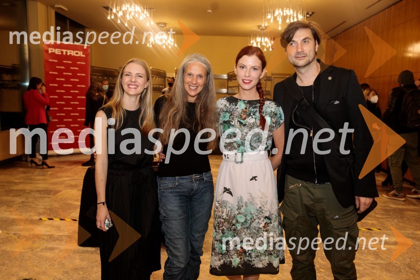  Lena Hribar  Škrlec, igralka;  Nataša Tič Ralijan, igralka;  Tina Vrhovnik Potočnik, igralka;  Branko Jordan, igralecČešnjev vrt, premiera komedije in podelitev Dnevnikove nagrade Tjaši Železnik