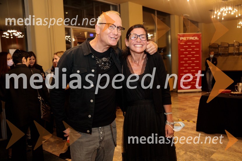  Uroš Smolej, igralec;  Simona  Belle, služba za stike z javnostmi MGLČešnjev vrt, premiera komedije in podelitev Dnevnikove nagrade Tjaši Železnik