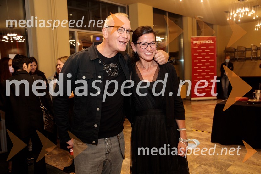  Uroš Smolej, igralec;  Simona  Belle, služba za stike z javnostmi MGLČešnjev vrt, premiera komedije in podelitev Dnevnikove nagrade Tjaši Železnik