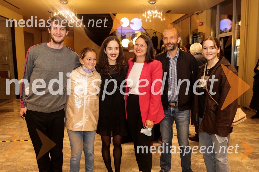 Igralka Lara Wolf z bližnjimi. Na levi njen fant Andraž Harauer, ki je tudi igralec. Ob Lari na levi stoji njena sestra Lora Iza, desno od igralke mati Vesna, očim Slobodan in sestrična Luna. Češnjev vrt, premiera komedije in podelitev Dnevnikove nagrade Tjaši Železnik