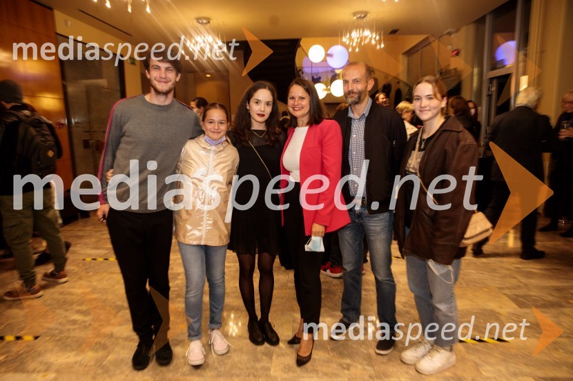 Češnjev vrt, premiera komedije in podelitev Dnevnikove nagrade Tjaši Železnik