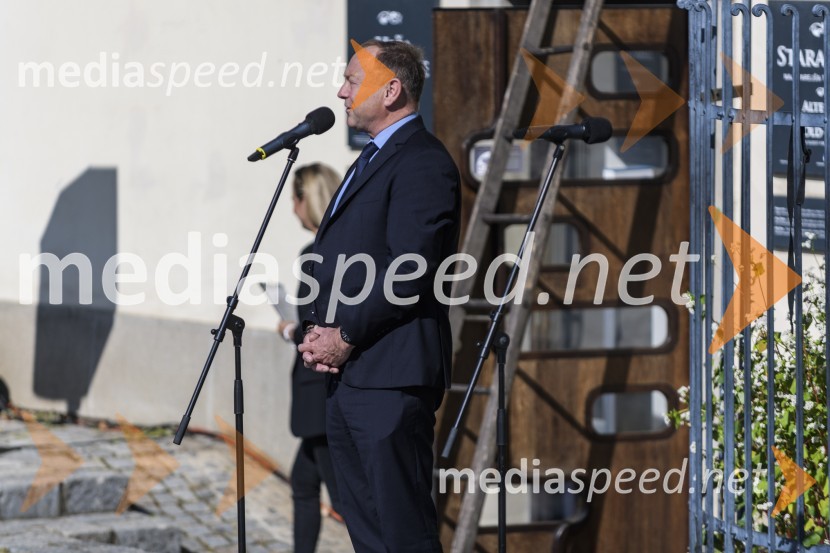  Stane Kocutar, mestni viničar, skrbnik Stare trte, novinar Radia Maribor, zgodovinar35. Svečana trgatev Stare trte