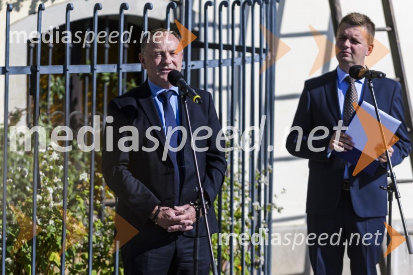  Stane Kocutar, mestni viničar, skrbnik Stare trte, novinar Radia Maribor, zgodovinar35. Svečana trgatev Stare trte