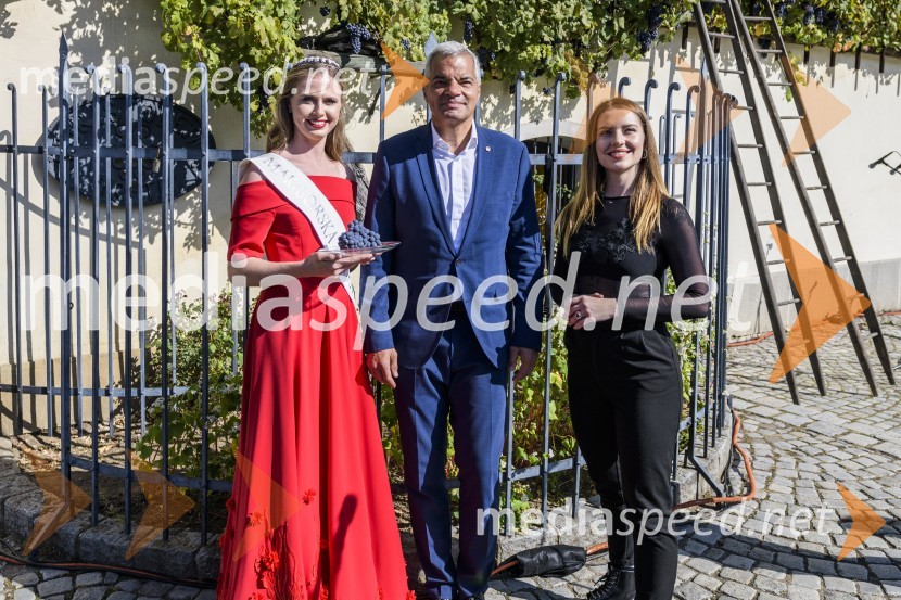  Neža Jarc, Mariborska vinska kraljica 2020;  Saša Arsenovič, župan občine Maribor, podjetnik;  Maja Keuc, pevka35. Svečana trgatev Stare trte