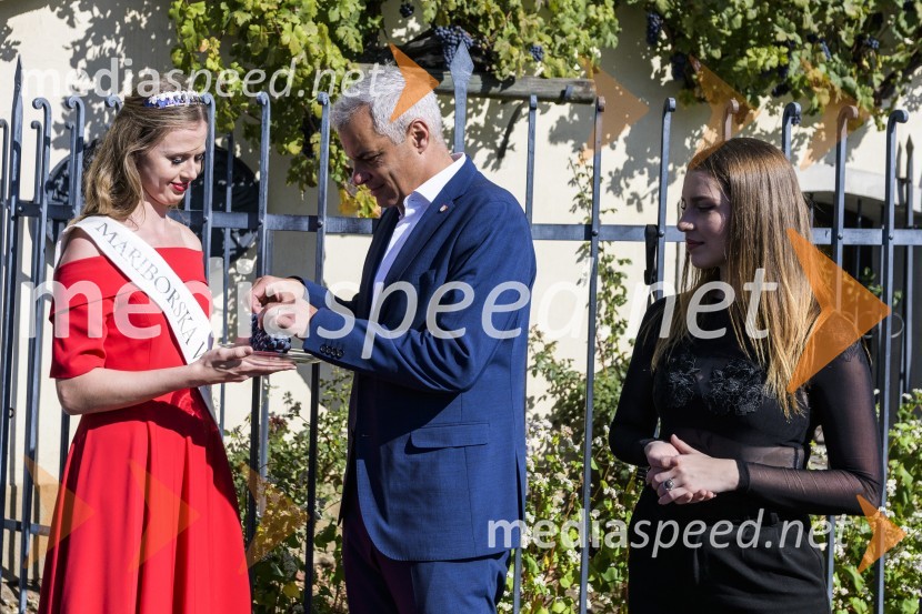  Neža Jarc, Mariborska vinska kraljica 2020;  Saša Arsenovič, župan občine Maribor, podjetnik;  Maja Keuc, pevka35. Svečana trgatev Stare trte