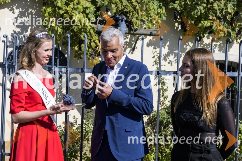  Neža Jarc, Mariborska vinska kraljica 2020;  Saša Arsenovič, župan občine Maribor, podjetnik;  Maja Keuc, pevka35. Svečana trgatev Stare trte