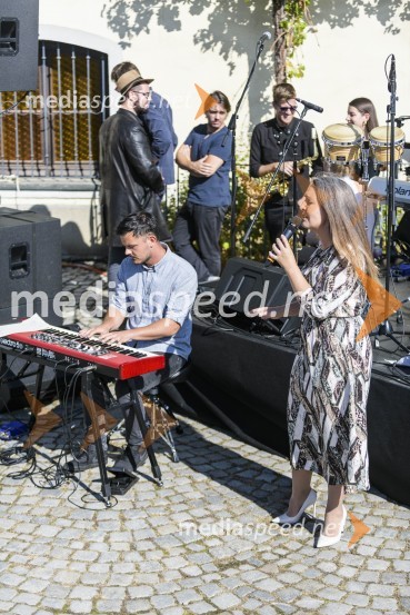  Žan Hauptman, pevec, klaviaturist, finalist tekmovanja X Faktor;  Ana  Bezjak, pevka35. Svečana trgatev Stare trte