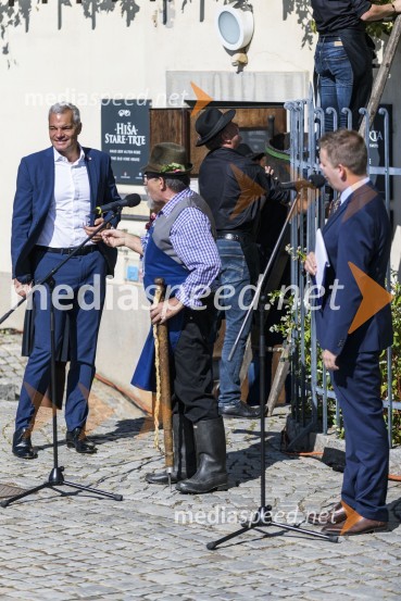  Saša Arsenovič, župan občine Maribor, podjetnik;  Alojz  Jenuš - Slavek, outar in brač iz Malečnika35. Svečana trgatev Stare trte