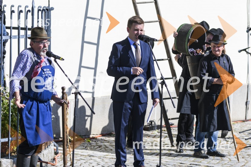  Alojz  Jenuš - Slavek, outar in brač iz Malečnika;  ... 35. Svečana trgatev Stare trte