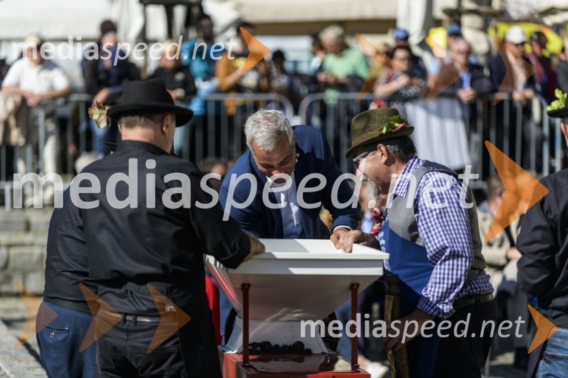  Saša Arsenovič, župan občine Maribor, podjetnik;  Alojz  Jenuš - Slavek, outar in brač iz Malečnika35. Svečana trgatev Stare trte