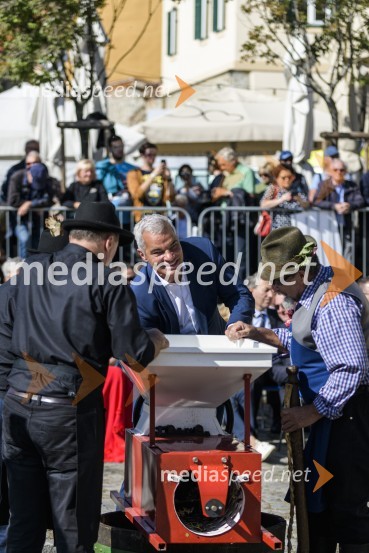  Saša Arsenovič, župan občine Maribor, podjetnik;  Alojz  Jenuš - Slavek, outar in brač iz Malečnika35. Svečana trgatev Stare trte