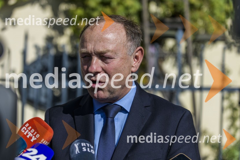  Stane Kocutar, mestni viničar, skrbnik Stare trte, novinar Radia Maribor, zgodovinar35. Svečana trgatev Stare trte