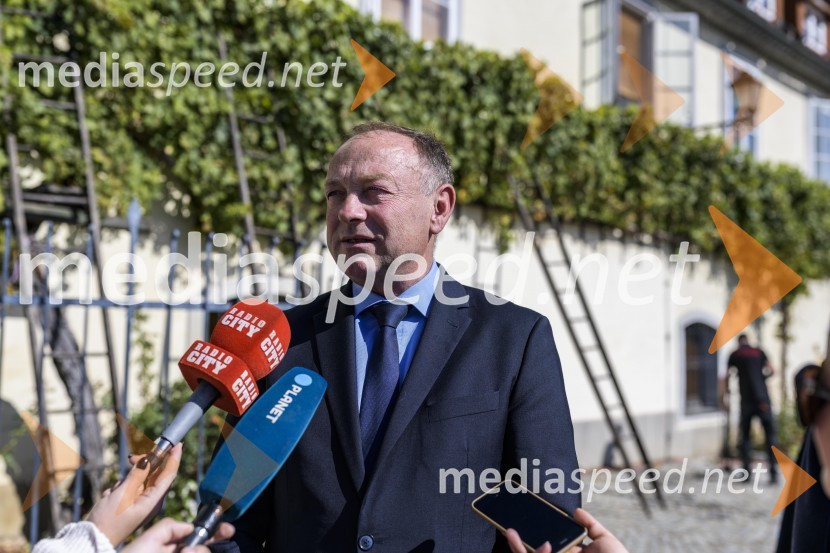  Stane Kocutar, mestni viničar, skrbnik Stare trte, novinar Radia Maribor, zgodovinar35. Svečana trgatev Stare trte