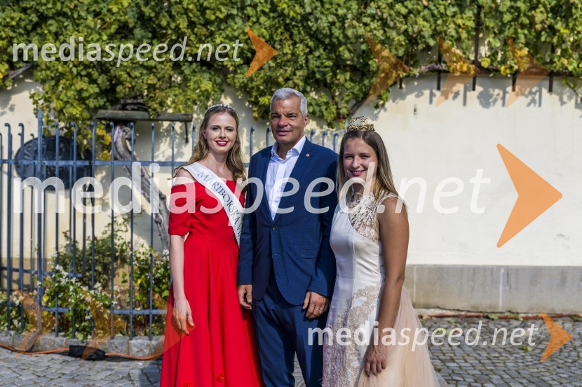  Neža Jarc, Mariborska vinska kraljica 2020;  Saša Arsenovič, župan občine Maribor, podjetnik;  Ana Pavlin, 24. vinska kraljica Slovenije35. Svečana trgatev Stare trte