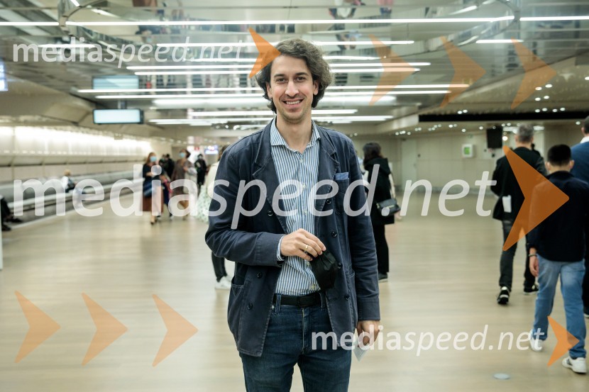  Matija Krečič, violinist in skadatelj, Momento CiganoNanine pesmi, glasbeno-plesna predstava