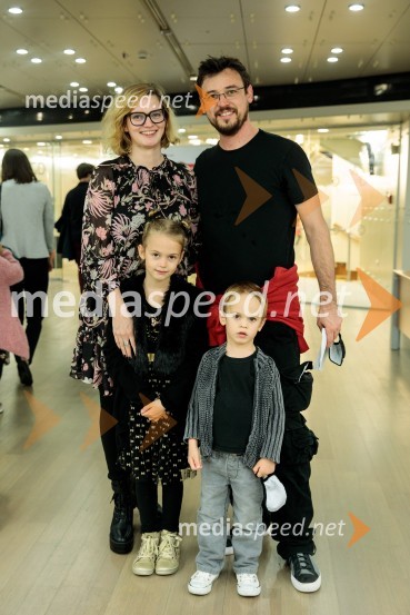 Bojan Meglič, član Sidddharta s partnerko Tejo, hčerko Khaleesi Luno in sinom Neliem Shaiem.Nanine pesmi, glasbeno-plesna predstava