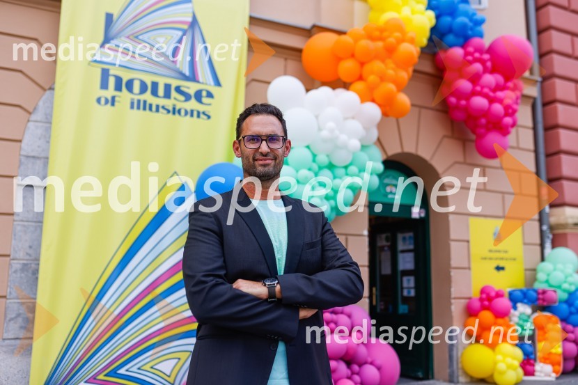  Dejan  Grbić, direktor Hiše iluzijPrva razstava poslikav - iluzij na človeških telesih ob 5. obletnici Hiše iluzij