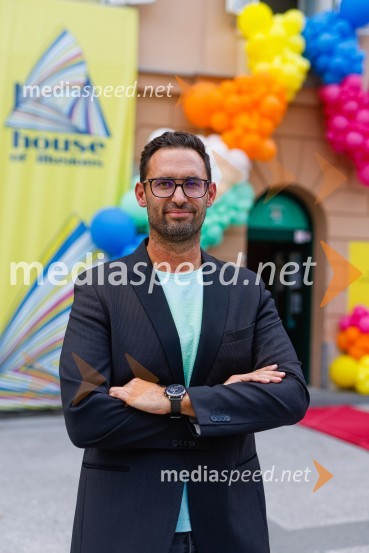  Dejan  Grbić, direktor Hiše iluzijPrva razstava poslikav - iluzij na človeških telesih ob 5. obletnici Hiše iluzij