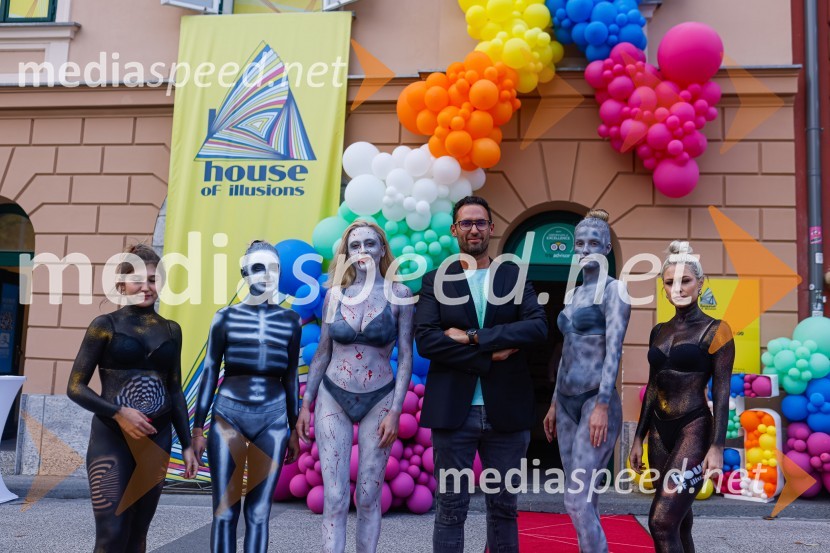  Dejan  Grbić, direktor Hiše iluzijPrva razstava poslikav - iluzij na človeških telesih ob 5. obletnici Hiše iluzij