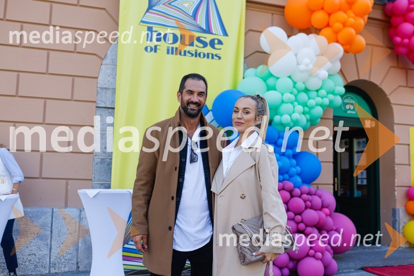  Marko  Pavlović, podjetnik;  Katarina Benček, social media influencerka, avtorica knjigePrva razstava poslikav - iluzij na človeških telesih ob 5. obletnici Hiše iluzij