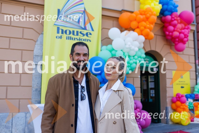 Marko  Pavlović, podjetnik;  Katarina Benček, social media influencerka, avtorica knjigePrva razstava poslikav - iluzij na človeških telesih ob 5. obletnici Hiše iluzij
