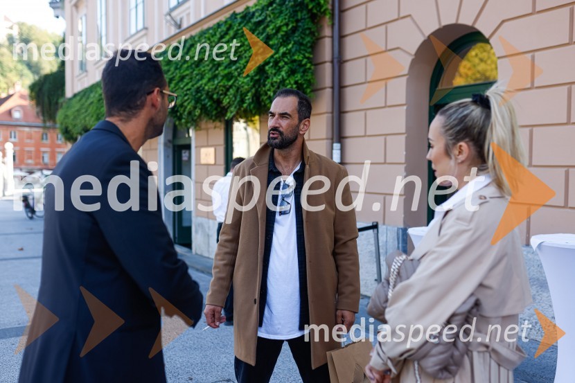  Dejan  Grbić, direktor Hiše iluzij;  Marko  Pavlović, podjetnik;  Katarina Benček, social media influencerka, avtorica knjigePrva razstava poslikav - iluzij na človeških telesih ob 5. obletnici Hiše iluzij