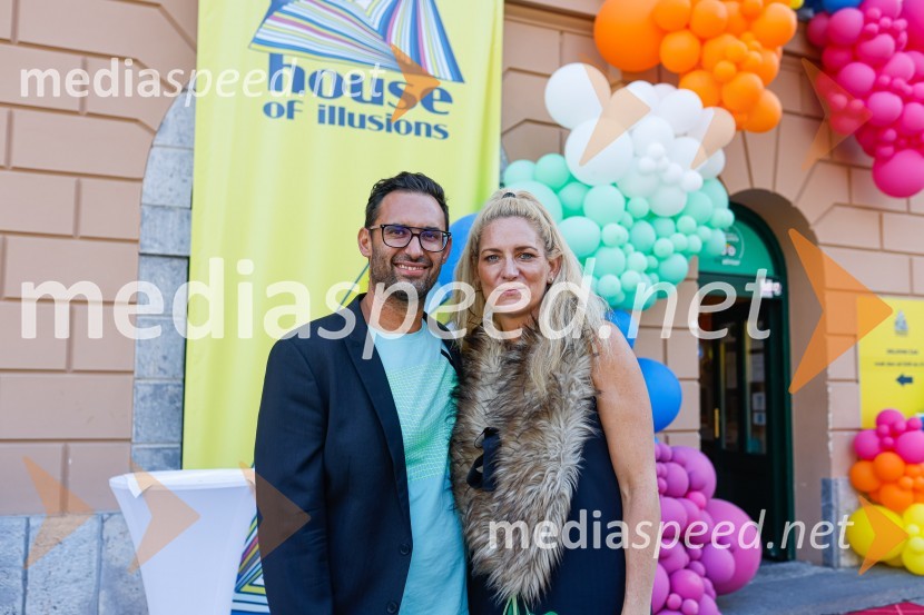  Dejan  Grbić, direktor Hiše iluzij;  ... Prva razstava poslikav - iluzij na človeških telesih ob 5. obletnici Hiše iluzij