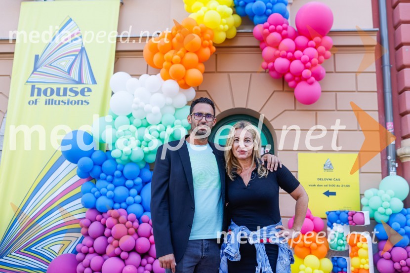  Dejan  Grbić, direktor Hiše iluzij;  ... Prva razstava poslikav - iluzij na človeških telesih ob 5. obletnici Hiše iluzij