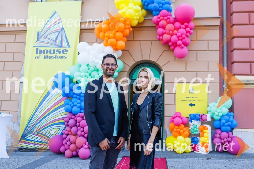  Dejan  Grbić, direktor Hiše iluzij;  Natalija Cvetko, vodja projektov, MediaspeedPrva razstava poslikav - iluzij na človeških telesih ob 5. obletnici Hiše iluzij