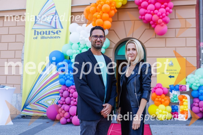  Dejan  Grbić, direktor Hiše iluzij;  Natalija Cvetko, vodja projektov, MediaspeedPrva razstava poslikav - iluzij na človeških telesih ob 5. obletnici Hiše iluzij