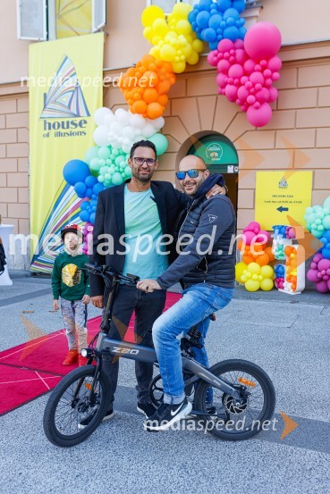  Dejan  Grbić, direktor Hiše iluzij;  ... Prva razstava poslikav - iluzij na človeških telesih ob 5. obletnici Hiše iluzij