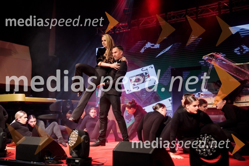  Jerneja Podbevšek Zhembrovskyy, modna oblikovalka, voditeljica;  ... Fatalni moški 2021 je Aljoša Bagola