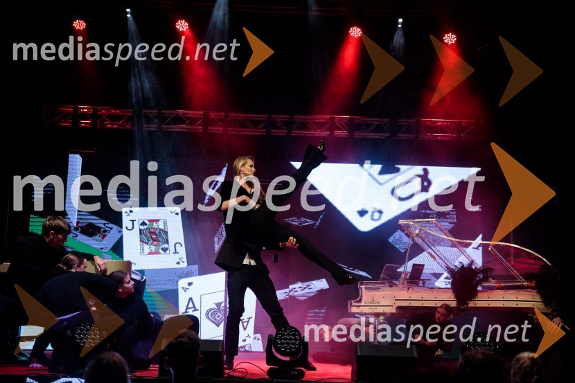  Jerneja Podbevšek Zhembrovskyy, modna oblikovalka, voditeljicaFatalni moški 2021 je Aljoša Bagola