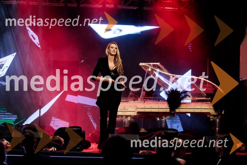  Jerneja Podbevšek Zhembrovskyy, modna oblikovalka, voditeljicaFatalni moški 2021 je Aljoša Bagola