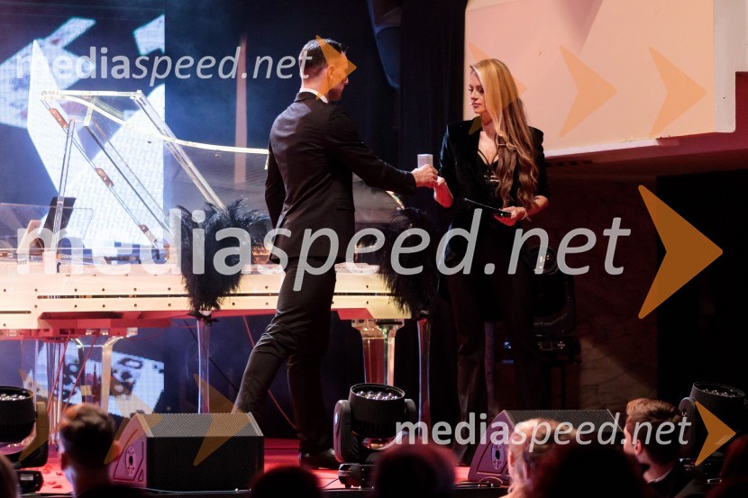  ... ;  Jerneja Podbevšek Zhembrovskyy, modna oblikovalka, voditeljicaFatalni moški 2021 je Aljoša Bagola