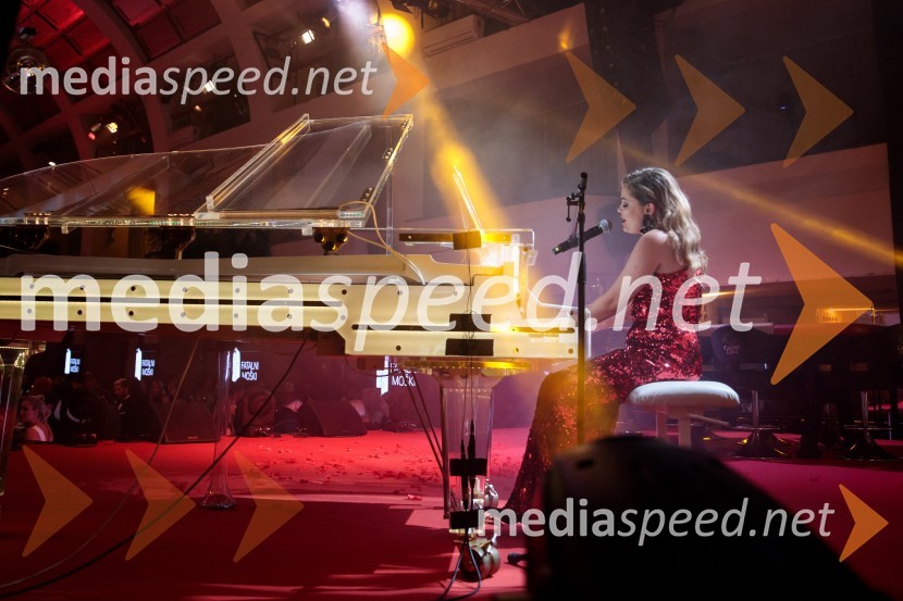  Jana Šušteršič, pevka, zmagovalka šova Slovenija ima talent 2014Fatalni moški 2021 je Aljoša Bagola