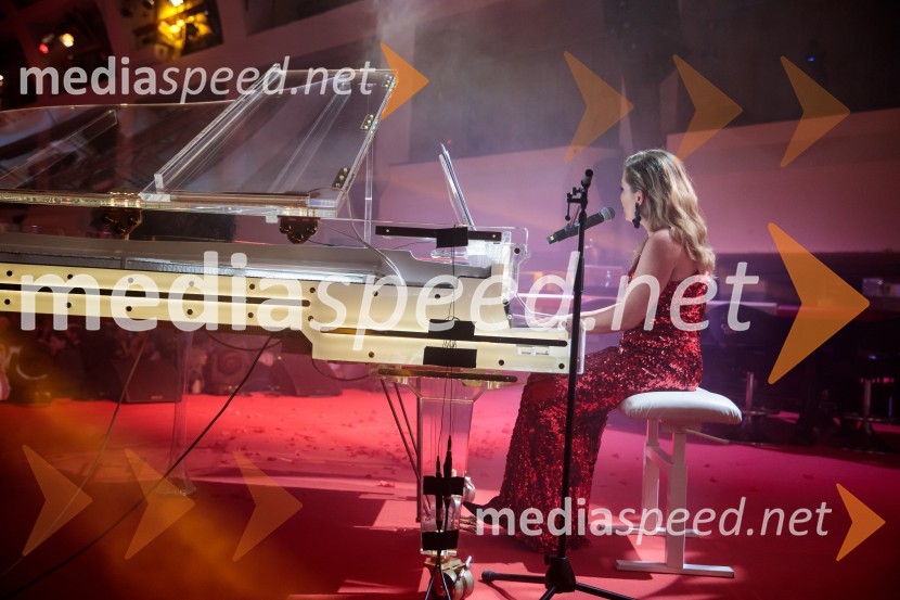  Jana Šušteršič, pevka, zmagovalka šova Slovenija ima talent 2014Fatalni moški 2021 je Aljoša Bagola