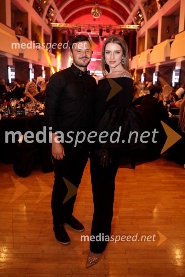  ... ;  Maja Keuc, pevkaFatalni moški 2021 je Aljoša Bagola