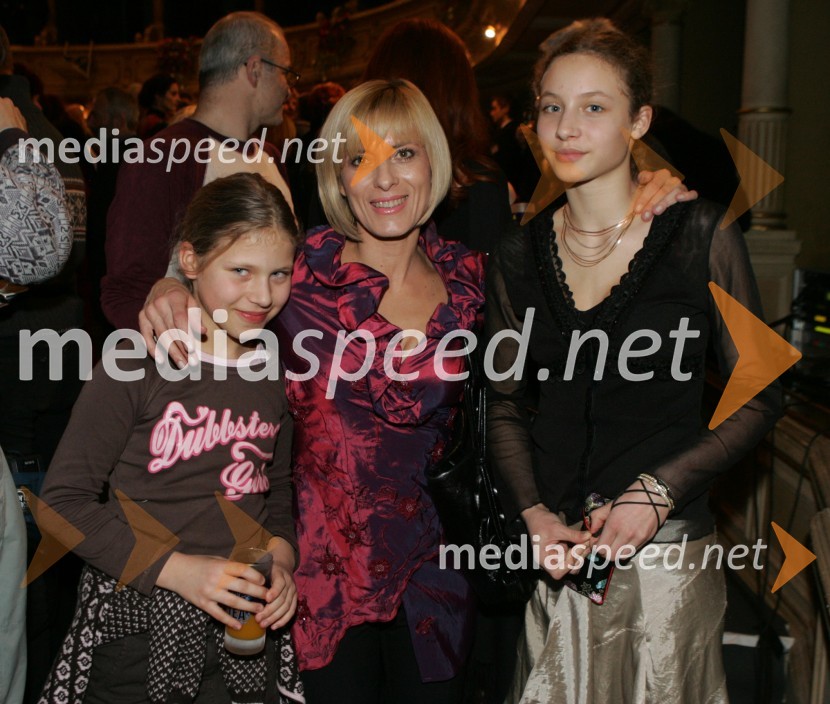 Barbra Jermann, voditeljica Tednika na RTV Slovenija s hčerkamaSlovenka leta 2005