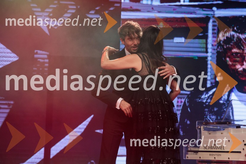  Aljoša Bagola, kreativec, kolumnist, predavatelj in knjižni avtor;  Petra Kancler,  urednica revije AvenijaFatalni moški 2021 je Aljoša Bagola